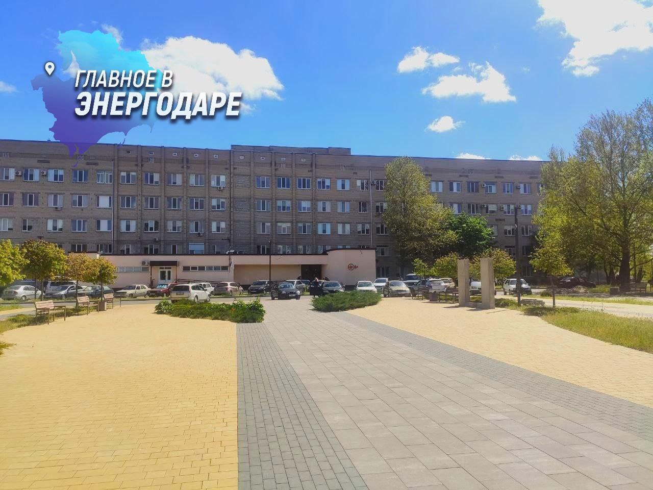 Карелия организует прием офтальмологов в Мелитопольской больнице для пациентов из Васильевки и Днепрорудного  Офтальмологи из Краснодарского края будут принимать пациентов из Запорожской области с 11 по 13 августа. Запись на прием уже открыта в Васильевке и Днепрорудном.  «Офтальмологическая помощь пользуется большим спросом в этих населенных пунктах. Во время своей командировки в регион министр здравоохранения Карелии Михаил Охлопков договорился с офтальмологами из Краснодарского края о проведении приема в Мелитопольской больнице. Врачи будут проводить операции для взрослых пациентов. Карелия также возьмет на себя транспортировку коллег в Мелитополь», — отметил главный хирург Карелии Александр Романов, который активно поддерживает связь с коллегами и пациентами даже находясь в Карелии. С 2023 года карельские медики оказывают помощь жителям подшефного региона, формируя бригады врачей для выездов в Запорожскую область и проведения онлайн-консультаций.