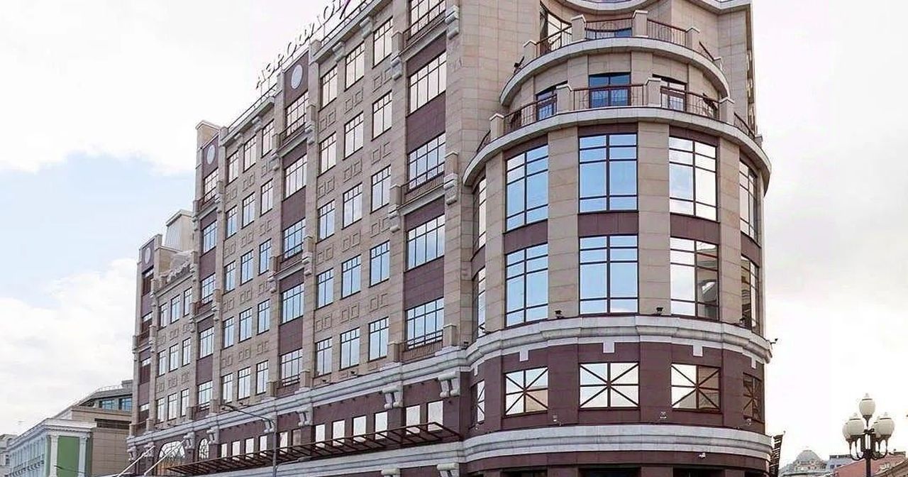 cre news Арбат 1 перешёл Сбербанку за долги группы ПСН Сбербанк получил в собственность большую часть бизнес центра Арбат 1 в центре Москвы Площадь актива составляет около 37 000 кв м комплекс перешёл Сбербанку по соглашению с конкурсным управляющим АО Сиракузы в счёт долга группы ПСН Подробнее cre ru news 100212