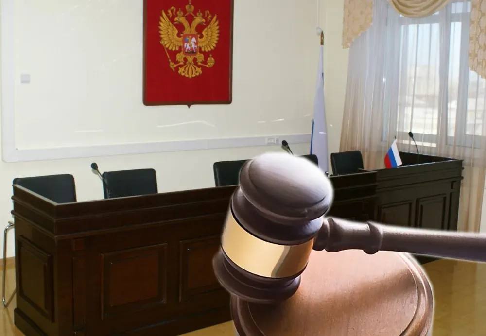 Организаторам финансовой пирамиды в Приамурье заменили условные сроки на реальные Злоумышленники обманули граждан на 190 миллионов рублей Прокуратура добилась ужесточения приговора организаторам финансовой пирамиды которые обманули почти 200 человек Подробности приводит пресс служба прокуратуры Амурской области Амурский областной суд по представлению прокурора изменил приговор Благовещенского суда в отношении двух местных жителей создавших финансовую пирамиду Изначально их условно осудили за мошенничество в особо крупном размере ч 4 ст 159 УК РФ Как установили следствие и суд осужденные в течение нескольких лет действуя по принципу финансовой пирамиды обманули почти 200 граждан пайщиков потребительского кооператива Обманутые люди вносили деньги под обещания высокого процента доходности Потерпевшим был причинен ущерб на сумму более 190 миллионов рублей Государственный обвинитель не согласился с условным осуждением и обжаловал приговор поскольку счел его чрезмерно мягким В итоге суд апелляционной инстанции изменил приговор Организатора финансовой пирамиды приговорили к 3 годам 10 месяцам лишения свободы а его пособника к 2 годам 11 месяцам Оба будут отбывать наказание в колонии общего режима Решение суда вступило в законную силу ТЕЛЕПОРТ РФ здесь все об Амурской области  Мы в МАХ  Написать нам