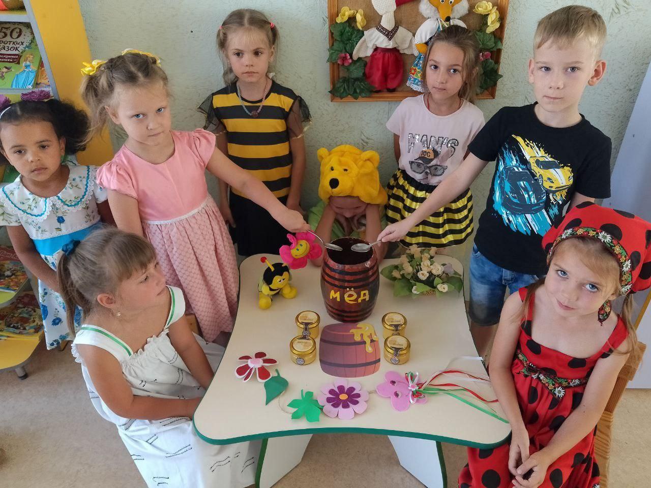 Медовый Спас в детском саду Скадовска  В Скадовском детском саду «Колокольчик» прошло творческое занятие, посвященное Медовому Спасу. Воспитатели, в рамках занятия, не только рассказали малышам о празднике, но и научили детей лепить аппликации.  Творческое занятие началось с теории: дети узнали о том, что такое мед, откуда он берется, и о его полезных качествах. Затем малышам предложили сделать для пчел улей, используя для этого желтые салфетки.  Такие творческие занятия позволяют не только расширить кругозор у малышей, но и развить моторику рук.  #Дети