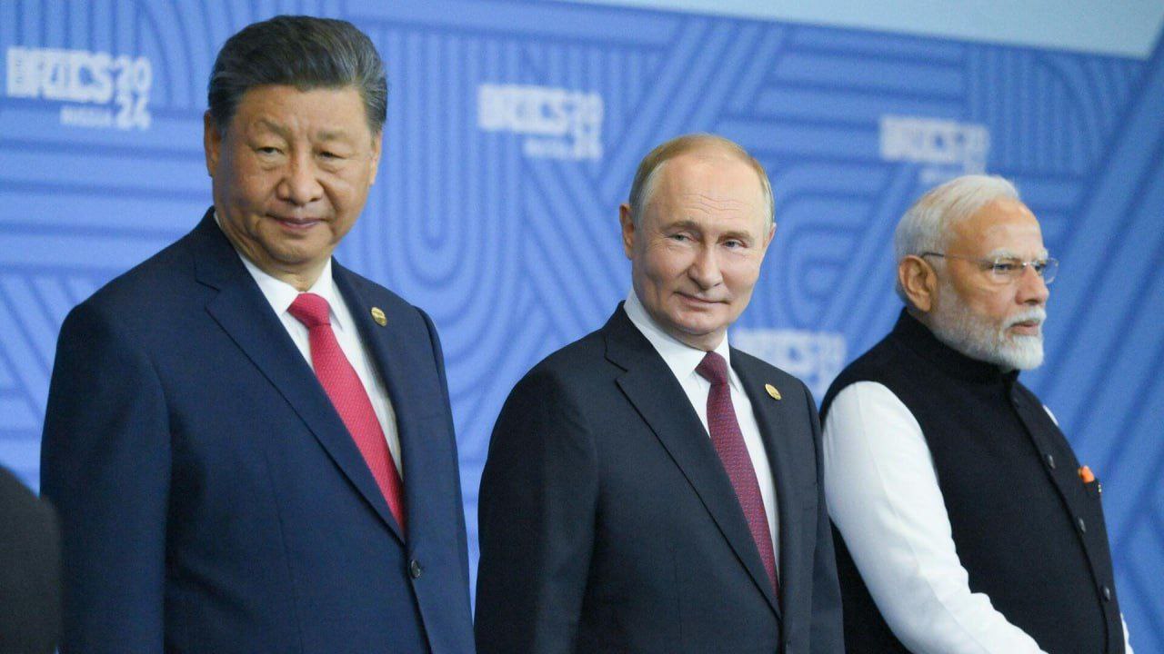 Путин Моди и Си Цзиньпин обсудят вопросы энергетического партнёрства на саммите ШОС в Китае пишет Bloomberg Россия Индия и КНР неразрывно связаны с начала СВО образовав своего рода энергетический треугольник Он выгоден в условиях ужесточения западных санкций говорится в статье