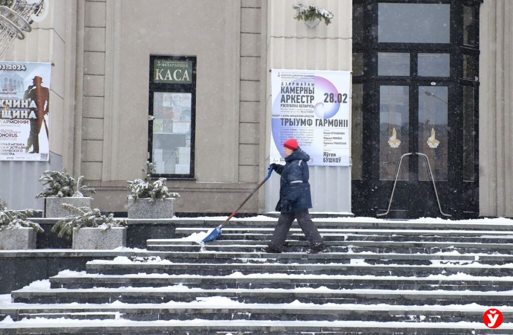 МЧС предупреждает белорусов о гололедице в понедельник  Утром и днем 6 января по юго-западной половине республики ожидается гололед, на дорогах — гололедица.  Спасатели предупреждают, что среди факторов опасности гололедицы — затруднение движения транспорта, увеличение вероятности возникновения дорожно-транспортных происшествий и риска травматизма населения.    Подробности — здесь.  #МЧС #Беларусь    Подпишись — Минская правда MLYN.by