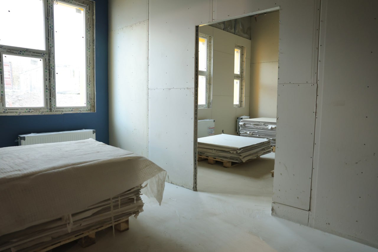 В Подмосковье до конца года построят 13 социальных объектов Комитет Мособлдумы по строительной политике и жилищно коммунальному хозяйству провёл выездное расширенное заседание в Королёве Депутаты совместно с представителями профильных министерств администрации г о проинспектировали ход строительных работ поликлиники на 1 тысячу посещений в смену по улице Циалковского По словам подрядчика объект готов на 60 и уже к концу года будет введён в эксплуатацию Председатель комитета Олег Гаджиев что строительство социальных объектов одно из приоритетных направлений которому в Подмосковье уделяется особое внимание и поддерживается на федеральном уровне через нацпроекты и программы Московская область участвует в нескольких ключевых национальных проектах направленных на развитие социальной инфраструктуры Инфраструктура для жизни Образование Здравоохранение Культура Демография В 2025 году на строительство и модернизацию соцобъектов в регионе запланировано более 152 млрд рублей в том числе из регионального бюджета свыше 136 млрд рублей около 11 млрд рублей из федеральных средств и 5 млрд из бюджетов органов местного самоуправления рассказал Олег Гаджиев Подробнее в материале на сайте Подписаться Обсудить Мособлдума в MAX