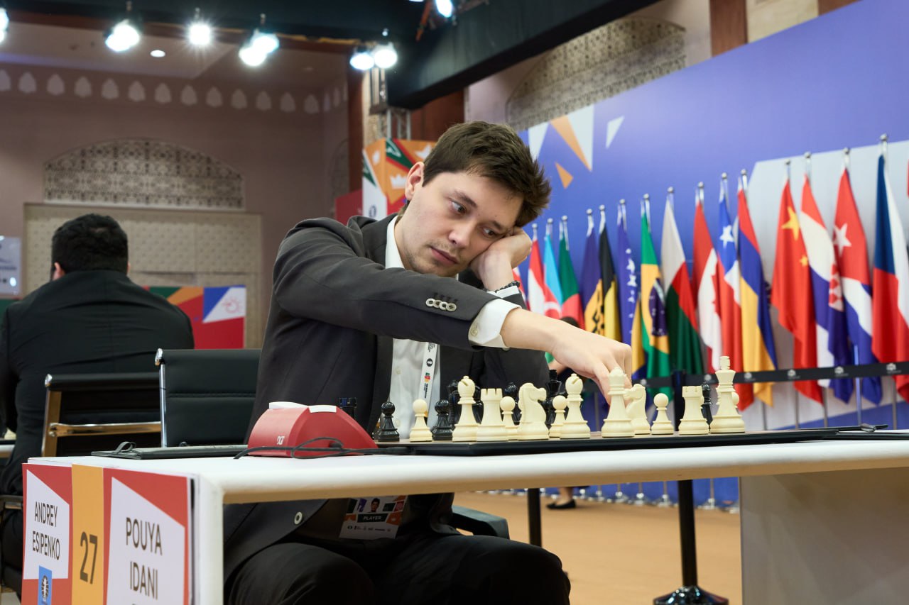 Пуя Идани обыграл Андрея Есипенко Пуя разыграл испанскую партию и провёл атаку на королевском фланге Андрей сдался уже после 29 го хода Ответная партия третьего раунда Кубка мира стартует завтра в 12 30 по московскому времени теперь Есипенко сыграет белыми фигурами Ph FIDE chessgames