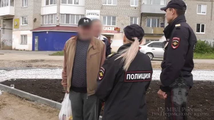 Глава МВД России обратил внимание на некомплект патрульно-постовой службы полиции Прикамья Сегодня министр внутренних дел России Владимир Колокольцев представил личному составу новых руководителей четырех территориальных органов МВД России. В том числе - нового руководителя краевого ГУ МВД генерал-майора полиции Владислава Толкунова. Также министр сообщил о сложной ситуации с комплектованием подразделений, сотрудники которых ежедневно контактируют с населением. По словам Владимира Колокольцева, в Пермском крае некомплект патрульно-постовой службы полиции составляет 50%.