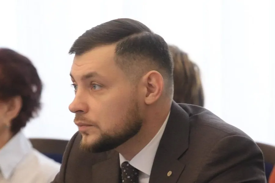 Дмитрий Колпаков покидает пост главы района Новосибирска Глава Октябрьского района Новосибирска Дмитрий Колпаков уходит в отставку с 13 апреля 2026 года по новому месту работы Он был главой с 13 ноября 2025 года Подробнее читайте по ссылке     INFOPRO54 Мы в других соцсетях MAX VK Дзен ОК Источник фото телеграм канал Максима Кудрявцева автор пресс служба