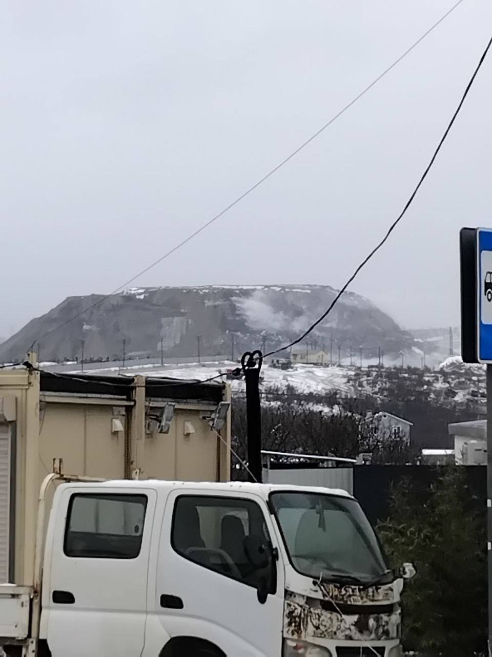 Суд обязал юридическое лицо эксплуатирующее мусорный полигон устранить нарушения ведущие к загрязнению реки Цемес в Новороссийске В суд с исковым заявлением к ООО Терра Н об устранении нарушений природоохранного законодательства при эксплуатации мусорного полигона обратился Азово Черноморский межрайонный природоохранный прокурор В обоснование иска указано что в ходе проведенной проверки установлены факты выхода загрязненных подземных вод на земельный участок прилегающий к р Цемес с последующим попаданием в водный объект Также установлено что загрязнение подземных вод происходит по причине попадания загрязняющих веществ в водоносный горизонт При этом на прилегающей территории осуществляет деятельность полигон ГКО эксплуатируемый ООО Терра Н При осмотре территории эксплуатируемой ООО Терра Н установлено что фильтрат с полигона стекает в грунтовые канавы и пруды накопители не имеющие гидрологической изоляции В пробе вод из пруда накопителя отобранного на территории комплекса ТКО установлено наличие вредных для окружающей среды веществ в том числе растворенных форм кадмия свинца и ртути С целью устранения указанных фактов ООО Терра Н было внесено представление однако мер к устранению нарушений не принято Кроме того выявлен факт перелива сточных вод фильтрата с территории полигона ТКО ООО Терра Н на смежный земельный участок с последующим его стоком в ручей Безымянный и реку Озерейка По результатам исследований установлены превышения предельно допустимых концентраций вредных загрязняющих веществ в ручье Безымянный По данному факту юридическое лицо неоднократно привлекалось к административной ответственности   Гражданское дело было рассмотрено Октябрьским районным судом г Новороссийска который удовлетворив исковые требования обязал ООО Терра Н принять меры по устранению нарушений законодательства об охране окружающей среды а именно  ликвидировать загрязнение подземных вод и реки Цемес  восстановить целостность сооружения обеспечивающего длительное хранение обезвреживание и изоляцию мусора  обеспечить герметичность противофильтрационного экрана препятствующего проникновению в почву жидкостей образующихся в процессе гниения исключив негативное воздействие отходов на окружающую среду  обеспечить надлежащее функционирование инженерных систем и коммуникации каналов для отвода дождевой и талой воды пруда накопителя скважин для контроля глубины залегания грунтовых вод Законность и обоснованность решения районного суда подтвердила апелляционная инстанция Судебная коллегия по гражданским делам Краснодарского краевого суда рассмотрев материалы дела по апелляционной жалобе оставила решение без изменений оно вступило в законную силу Решение суда обращено к немедленному исполнению Подписаться на каналы Новости Подработка Помощь Мы в MAX Вещи даром