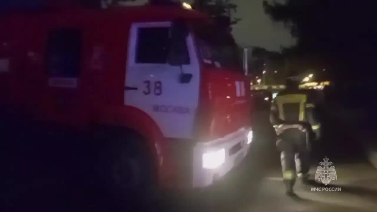 Пожар в жилом здании на юго-западе Москвы: МЧС публикует видео тушения