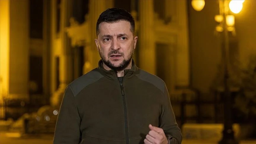 Зеленский: Российские предложения невыполнимы. Украина готова к встрече лидеров в любое время. Продолжение стамбульских встреч на уровне, который не приводит к решениям, бессмысленно Украина предлагает прекращение огня до проведения встречи президентов по вопросу о мире Зеленский предложил России на выбор место проведения такой встречи – Стамбул, Ватикан или Швейцарию, а также сказал, что Киев готов на переговоры с понедельника в любой день. Читать далее