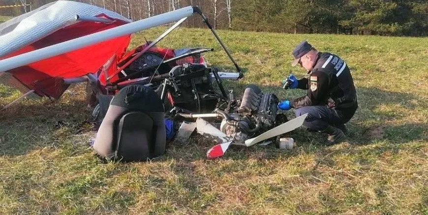 Погибли пилот и пассажирка мотодельтаплана при крушении в Минском районе Судебно медицинская экспертиза назначена после падения дельтаплана в Минском районе Её проведение поручено экспертам управления ГКСЭ по Минской области На месте происшествия у деревни Озерцо работают следователи и специалисты Проводится осмотр места и фиксация следовой картины для установления обстоятельств Для координации экспертов на место выехал начальник управления ГКСЭ по Минской области Андрей Харченко По предварительным данным пилот потерял управление во время полёта 26 летняя пассажирка и пилот скончались от полученных травм Расследование обстоятельств инцидента продолжается Разговоры на кухне