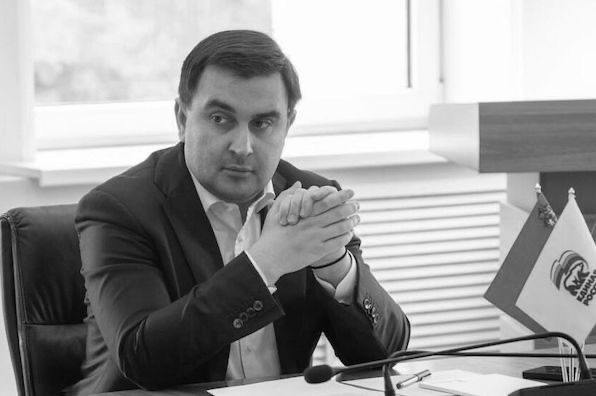 Глава Реутова Филипп Науменко скончался после ДТП Ему было 39 лет Информацию о смерти руководителя горадминистрации опубликовал в своём Telegram канале председатель Мособлдумы Игорь Брынцалов Науменко попал в аварию 7 декабря в Нижегородской области в которой получил черепно мозговую травму и впал в кому Его доставили в Москву вертолётом в крайне тяжёлом состоянии Подписаться на Говорит Москва Telegram VK MAX