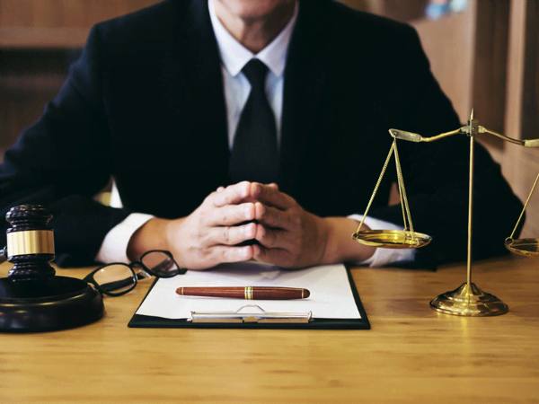 В Союзе адвокатов отреагировали на предложение Майи Санду о проведении веттинга Союз адвокатов Молдовы обвинил власти во вмешательстве после заявления Майи Санду о необходимости веттинга адвокатов По мнению Собза инициатива нарушает принципы верховенства права и подрывает независимость профессии В пресс релизе отмечается слова Санду о том что адвокаты тоже должны быть честными людьми создают ложное впечатление о причастности адвокатов к злоупотреблениям Подпишись на Moldova Liberă