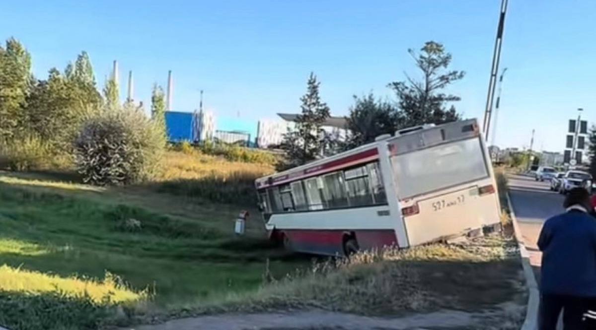 В Астане автобус съехал в кювет пострадали 14 человек В результате ДТП на проспекте Кабанбай батыра в Астане пострадали 14 пассажиров Все они доставлены в городские стационары и Национальный центр экстренной медицины После обследования часть отпущена домой остальные проходят диагностику В основном у пострадавших лёгкие ушибы сообщили в Управлении здравоохранения По данным полиции водитель служебного автобуса Mercedes при развороте не справился с управлением и съехал в кювет Жертв нет проводится проверка Видео с места происшествия распространилось в соцсетях очевидцы сообщили что автобус перевозил рабочих из Китая НЕХабар baq rus