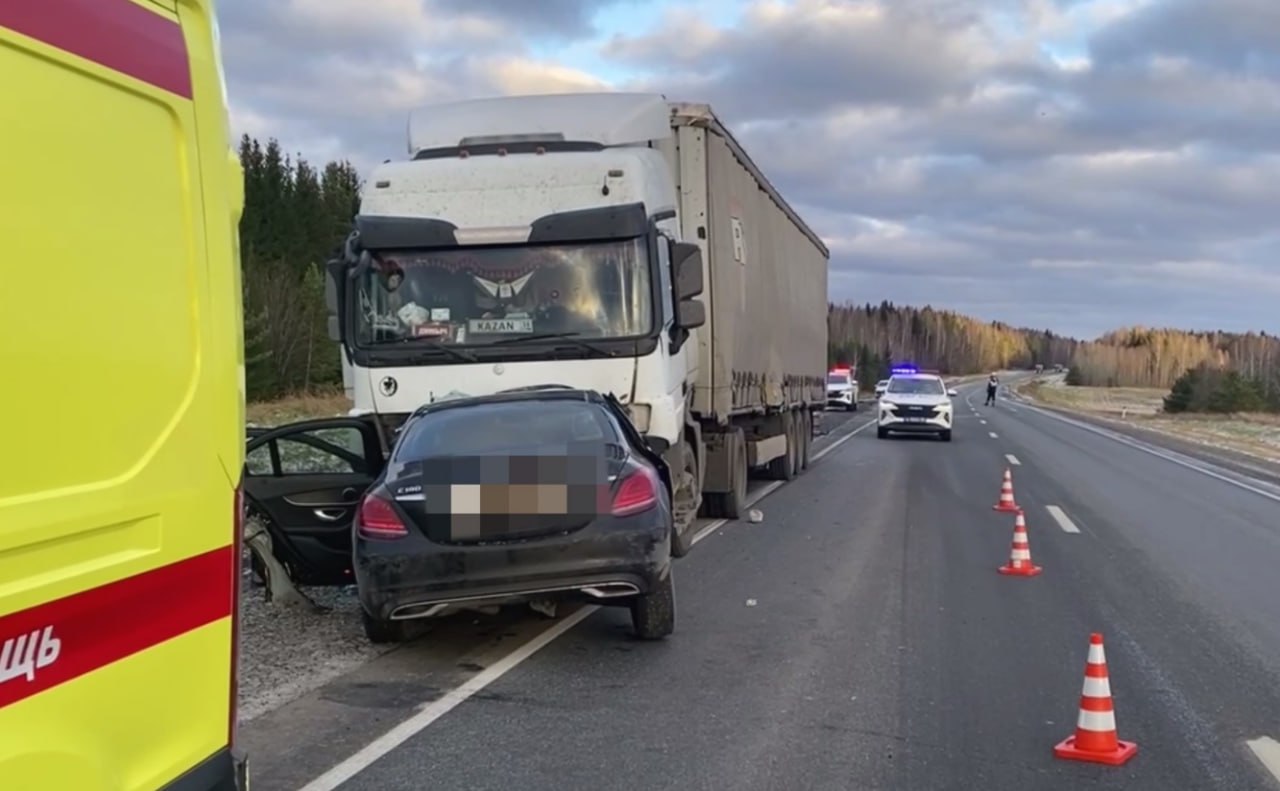 В ДТП  под Кунгуром погибло четыре человека Крупное дорожно-транспортное происшествие произошло сегодня утром в Кунгурском  округе. По сообщению Госавтоинспекции,  в 06 часов 55 минут по автодороге Пермь-Екатеринбург двигался автомобиль «Мерседес Бенц», водитель которого на 102 км выехал на полосу встречного движения, где допустил столкновение с фурой. В результате ДТП погибли водитель и три пассажира легкового автомобиля.   По данным «Комсомольской правды-Пермь»,  двое погибших 2006 года рождения, один 2003 года и один 2005. Все они были родом из Челябинска  В настоящее время на месте автоаварии работают сотрудники Госавтоинспекции, устанавливаются обстоятельства дорожно-транспортного происшествия.