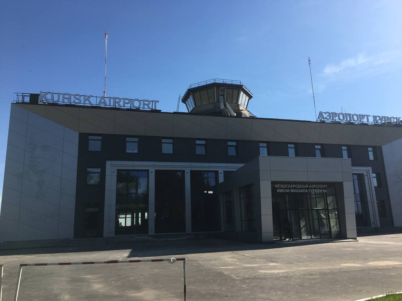 Курские власти запланировали строительство второй очереди аэропорта Об этом сообщил Александр Хинштейн принявший участие в форуме Транспорт России На деловом завтраке Минтранса России обсуждалось развитие российских аэропортов В Курской области гражданская авиация закрыта с февраля 2022 года но преображение здания аэропорта должно продолжаться Александр Хинштейн сообщил что предварительно решено строительство второй очереди аэропорта будет вестись за счёт федерального бюджета В здании аэропорта уже отремонтирован фасад и внутренние помещения предстоит построить багажное отделение и привести в порядок привокзальную площадь Пассажиропоток в регионе достаточно высокий только в этом году по области перевезено почти 44 млн пассажиров С открытием неба для полётов эта цифра серьёзно возрастёт заявил глава региона