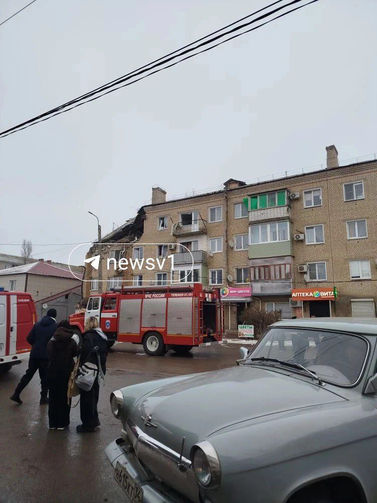 Губернатор Андрей Бочаров поручил оказать всю необходимую помощь пострадавшим проверить конструкции здания и организовать пункт временного размещения для жителей дома По данным поступившим на текущий момент есть четверо пострадавших трое взрослых и один ребенок Их доставят в медучреждения города Камышина Возгорания нет