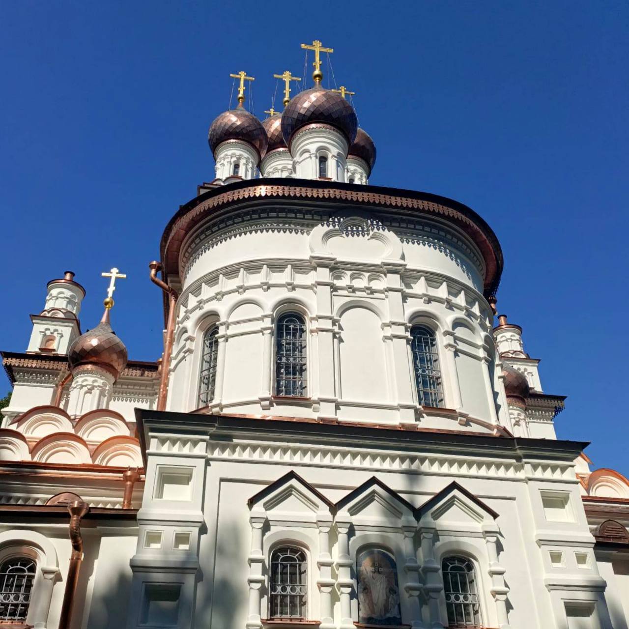 В Зеленогорске закончили реставрацию Казанской церкви   Белоснежная многоглавая церковь с высокой колокольней, расположенная на Приморском шоссе, является визитной карточкой города. Как рассказали в КГИОП, реставрации подверглись фасады достопримечательности, был выполнен широкий спектр важных работ.  Так, поверхность фасадов очистили от цемента, отреставрировали исторический штукатурный слой и декоративные элементы. Была восстановлена гранитная облицовка, местами утраченная во время Великой Отечественной войны, отремонтирована входная дубовая дверь и исторические журавцы – узкие доски, являющиеся элементом каркаса купола.   Реставраторы также восстановили десять крестов в соответствии с исторической иконографией. Работы по восстановлению штукатурки внутренних исторических откосов окон еще продолжаются.    КГИОП    Подписаться   Прислать новость