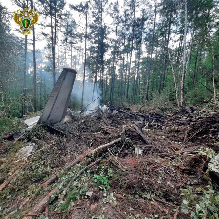 Полмиллиона требуют у Ангары за ущерб лесному фонду после крушения Ан 24 Арбитражный суд Иркутской области принял иск от минлеса Амурской области к авиакомпании Ангара В министерстве требуют взыскать с компании ущерб который был причинен в лесу Тындинского участкового лесничества Речь идет о сумме в 535 004 рублей После катастрофы самолета авиакомпании были выявлены поврежденные до степени прекращения роста частично поврежденные а также в сдвинутые деревья уничтоженные до степени прекращения роста на стену леса под кроны растущих деревьев в месте крушения на площади 0 3 га Областной арбитраж назначил дело к рассмотрению в судебном заседании Напомним что катастрофа произошла 24 июля 2025 года Погибли шесть человек из Прибайкалья все они были членами экипажа Никто из пассажиров самолета также не выжил были потеряны жизни 48 человек