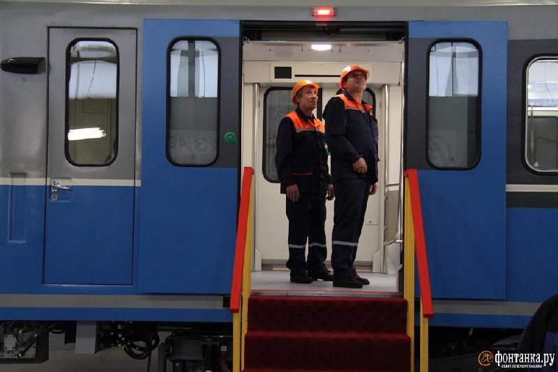 Петербургское метро не будет вводить сквозные составы и кондиционеры первые почти не повышают вместимость плюс 16 18 человек при 1500 на поезд и добавляют риски по пожарной безопасности вторые перегреют тоннели Ставка на приточно вытяжную вентиляцию и соблюдение микроклимата Решение выглядит прагматичным меньше показухи больше инженерной логики без оглядки на западную витрину