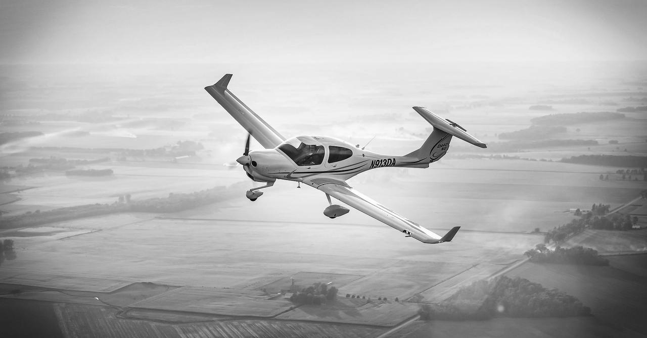Транспортной прокуратурой организована проверка по факту авиационного инцидента с учебным самолетом в Оренбурге   30.07.2025 в вечернее время в районе аэродрома Бугуруслан-Северный при выполнении курсантом училища совместно с пилотом-инструктуром учебного полёта произошёл отказ двигателя на воздушном судне Diamond DA-40, принадлежащем Бугурусланскому лётному училищу гражданской авиации, в связи с чем совершена экстренная посадка вне аэродрома.  В результате произошедшего авиационного события у воздушного судна повреждено шасси и взлётный винт, пострадавших нет.  По данному факту Оренбургской транспортной прокуратурой в лётном училище организована проверка соблюдения требований законодательства о безопасности полётов.     Ход и результаты проверки поставлены на контроль Уральской транспортной прокуратуры.