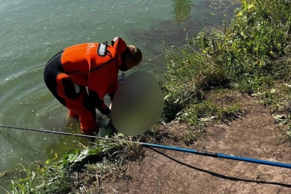 Мужчина утонул в пруду в Сарапуле Тело погибшего из воды достали спасатели 17 июля, сообщает поисково-спасательная служба Удмуртии в своей группе в ВК. Как отмечает пресс-служба МЧС Удмуртии, с начала купального сезона в республике утонули 15 человек, в том числе 3 ребенка. В ведомстве сообщили, что чаще всего при отдыхе на воде гибнут мужчины, которые пьяными отправляются купаться в неположенном месте, и подростки. Фото: Поисково-спасательная служба Удмуртии #Удмуртия