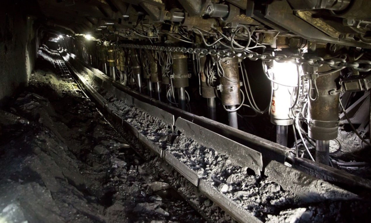 Компания Распадская ввела в эксплуатацию на шахте Осинниковская самую глубокую лаву в Кузбассе Горные работы ведутся на глубине 900 м а длинна новой лавы составляет 300 метров Промышленные запасы коксующегося угля марки Ж более 200 тыс тонн RASP jkinvest news jkinvest