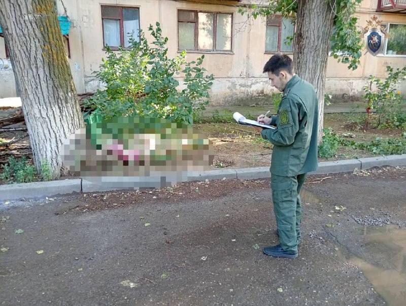 Директора УК в Знаменске обвиняют в смерти женщины По данным регионального СК инцидент произошёл на улице Комсомольской в ЗАТО Знаменск 27 июня 2025 года Зная о том что на придомовой территории многоквартирного дома в данном районе находятся деревья представляющие опасность для местных жителей исполнительный директор не приняла своевременных мер по их обрезке и устранению а также не обеспечила ограждение опасного участка и предупреждение жителей о возможной угрозе В результате одно из деревьев упало на лавочку около дома В этот момент на скамейке находилась 76 летняя женщина От полученных травм она скончалась Уголовное дело с утвержденным обвинительным заключением направлено в суд для рассмотрения по существу Астрахань 24 в МАХ