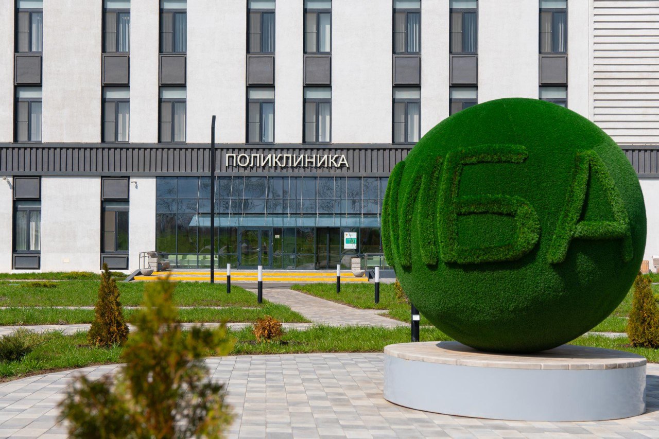 Более 700 пациентов получили помощь в Мариупольском центре ФМБА России за неделю За минувшую неделю поликлинику Многопрофильного медицинского центра ФМБА России в Мариуполе посетили 644 пациента. В диагностических подразделениях клинико-диагностическая лаборатория, отделение лучевой и функциональной диагностики, эндоскопическое отделение выполнено 2274 исследований. После лечения в круглосуточном стационаре центра выписано 73 человека, госпитализировано 90 пациентов. Оперативные вмешательства выполнялись по профилям «ортопедия», «хирургия», «урология», «травматология» и «сердечно-сосудистая хирургия». Консультации и лечение в центре ФМБА в Мариуполе бесплатны для граждан России из новых регионов по полису ОМС. Для посещения центра необходима предварительная запись по телефону: +7 856 942-01-12. Адрес: пр. Ленина, д. 189, к. 1 остановка "микрорайон "Изумрудный" . ⏰ Режим работы: с понедельника по пятницу с 08:00 до 16:00.