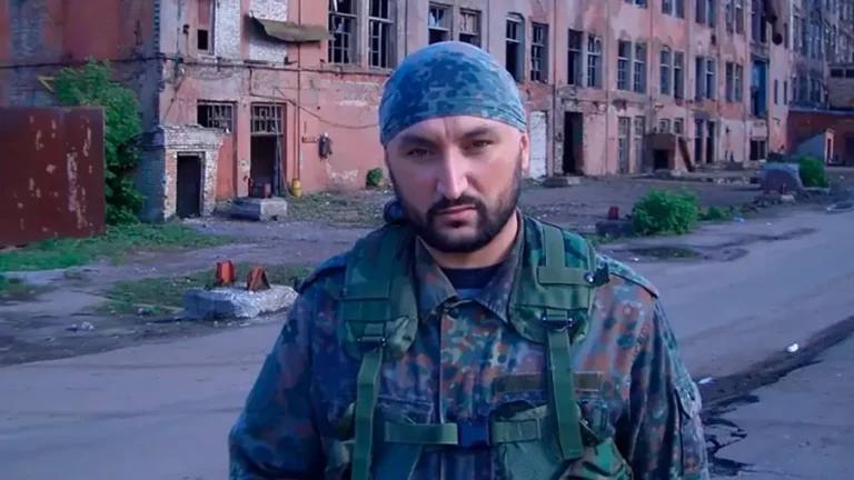 Суд приговорил актера Хабарова из сериала «След» к девяти годам за фейки об армии Хорошевский суд Москвы заочно приговорил 43-летнего актера из сериала «След» Андрея Хабарова к девяти годам лишения свободы в колонии общего режима. Об этом сообщает пресс-служба столичных судов общей юрисдикции. Мужчина признан виновным по двум статьям УК России — за распространение фейков о российской армии и возбуждение ненависти либо вражды. В 2022 году Хабаров осудил боевые действия на Украине. Он опубликовал в VK видео обстрела родного Николаева и вскоре покинул Россию. По последним данным, актер сейчас проживет в Грузии : Пресс-служба МВД России