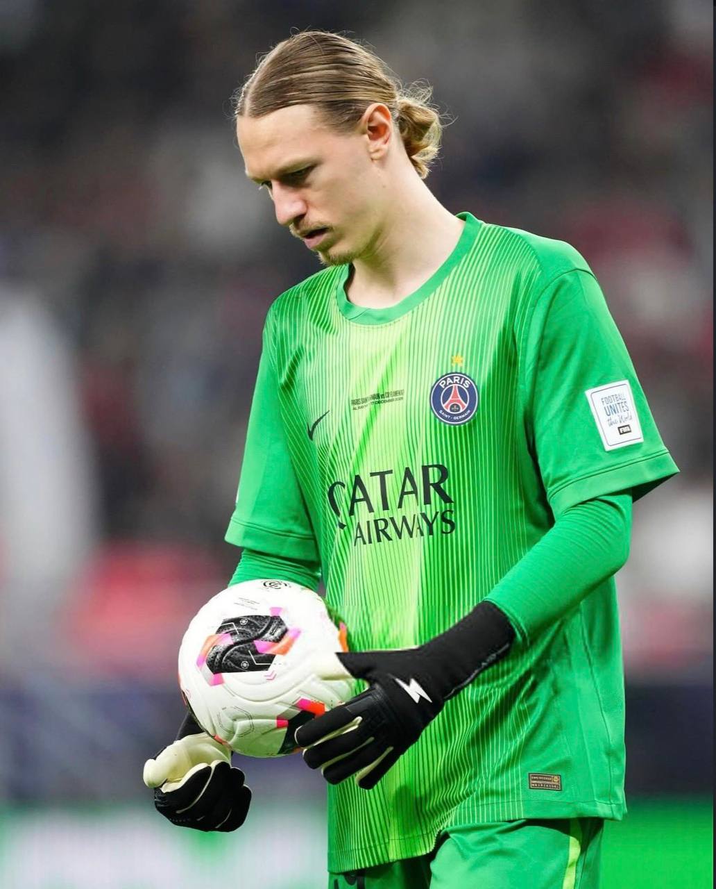 Сафонову потребуется больше времени на восстановление от травмы Матвей рискует пропустить от пяти до шести недель сообщает L Equipe Россиянин уже возобновил тренировки включая бег и удары однако он по прежнему носит защитную повязку мешающую использовать левую руку Подписывайтесь на РИА Новости Спорт в MAX