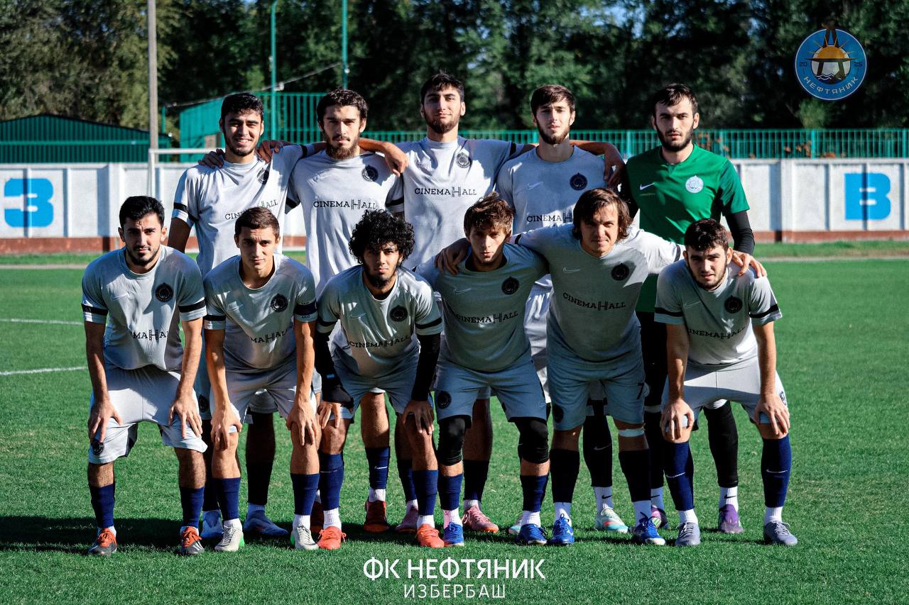 Еще одна дагестанская команда сыграет в профессиональном футболе Футбольный клуб Нефтяник из Избербаша занял второе место в Третьей лиге Чемпионата России по футболу Следующий сезон дагестанская команда проведет среди профессиональных команд Второй лиги Это важный этап в истории клуба с сезона 2026 года Нефтяник переходит в профессиональный футбол и будет выступать во Второй лиге Впервые в истории нашего города команда сыграет в ПФЛ Поздравляю тренерский штаб игроков и всех болельщиков с этим историческим достижением Желаю команде уверенной игры новых побед и ярких эмоций Вперёд Нефтяник поздравил команду у себя в соцсетях глава Избербаша Расул Бакаев
