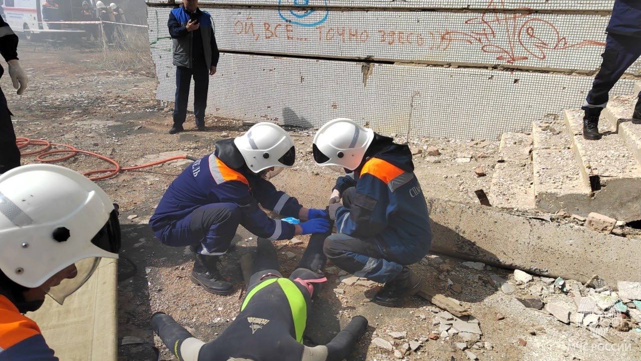 В Оренбурге спасатели подтверждают профессиональный статус Экспертная группа оценивала знание теории, уровень физической подготовки и провела учения. По легенде, в результате террористического акта произошёл взрыв в котельной и происходит открытое горение на втором этаже. Под завалами остались люди, которых необходимо эвакуировать, оказать первую медицинскую и психологическую помощь, ликвидировать пожар и устранить опасные поражающие факторы. Участники справились со всеми задачами.