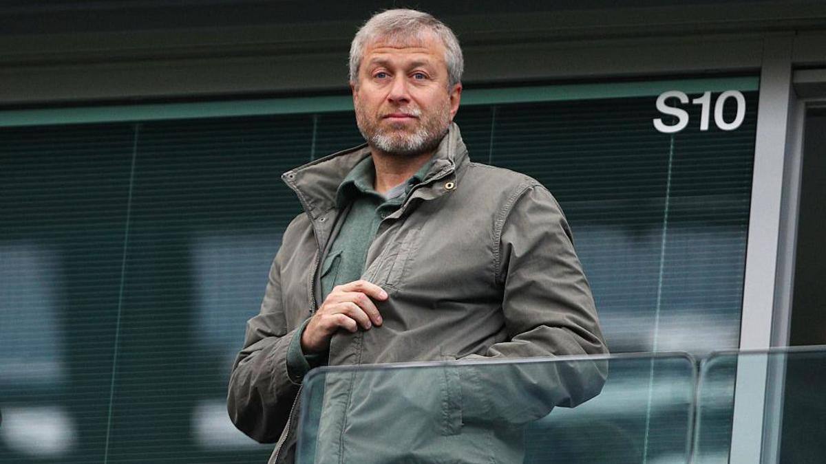 Эффект «Челси»: Роман Абрамович заявил, что больше никогда не купит футбольный клуб Он владел лондонской командой с 2003 по 2022 год, но теперь навсегда покончил с профессиональным футболом. «Возможно, я мог бы помочь с академиями и молодежью, предоставив больше возможностей людям из сложных семей, если бы была инициатива, которая могла бы что-то изменить. Но что касается владения или профессиональной роли в клубе, то с этим я покончил в этой жизни», — цитирует Абрамовича Daily Mail.