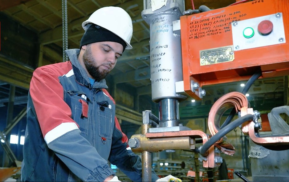 Служба занятости Бурятии назвала самые высокооплачиваемые вакансии региона В преддверии Дня защитника Отечества ведомство представило рейтинг вакансий для мужчин Подбор сотрудников реализуется по нацпроекту Кадры   Возглавили рейтинг машинисты буровой установки горизонтального бурения водители самосвала подземного и проходчики с зарплатой до 333 тыс рублей 10 таких вакансий предлагает ООО Артель старателей Сининда 1 в Северо Байкальском районе   Вторым идет ООО Озерное Здесь зарплату до 257 тыс рублей предлагают механикам по ремонту транспорта в наличии 2 вакансии Завершают тройку лидеров Улан Удэнский авиационный завод и Военный комиссариат Тункинского района На У УАЗ зарплату до 220 тыс рублей могут получить монтажники электрооборудования летательных аппаратов слесари сборщики летательных аппаратов кузнецы штамповщики фрезеровщики всего 22 вакансии Военный комиссариат предлагает зарплату до 204 тыс рублей водителям механикам стрелкам специалистам по управлению военной техникой требуются 150 работников по этим профессиям Около 800 вакансий с зарплатой в 100 тыс рублей и выше заявлено работодателями по профессиям врач водитель автомобиля машинист автогрейдера машинист экскаватора и другие Более 11 тысяч предложений в Бурятии доступно на портале Работа в России Правительство Бурятии в MAX