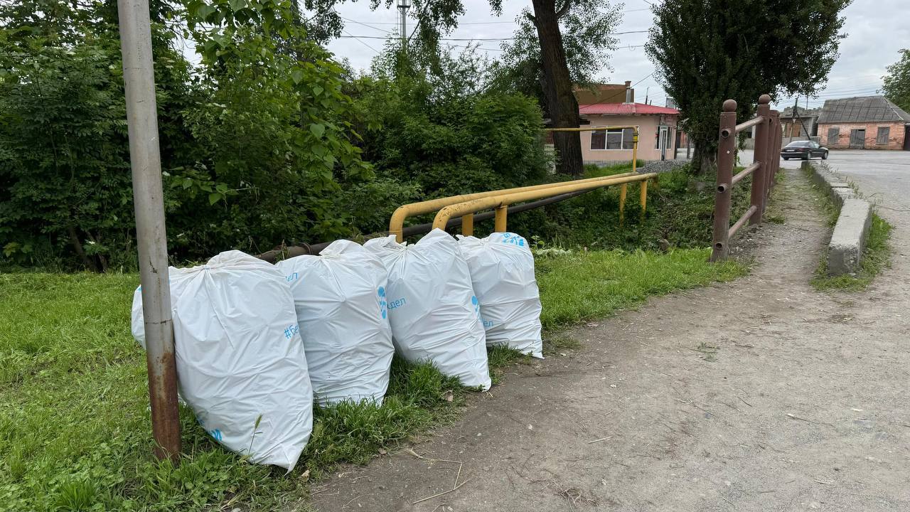 Жители Ардона очистили от мусора берег реки Астаудон Небольшую реку Астаудон очистили от мусора жители г. Ардон в рамках Всероссийской акции «Вода России» нацпроекта «Экологическое благополучие». Мероприятие было организовано АМС г. Ардон при поддержке Минприроды РСО-Алания. Волонтерами было собрано около 20 мешков с мусором. Как отметили участники акции, проведение подобных субботников заставляет обратить внимание на проблемы экологии и задуматься о переосмыслении бездумного потребления природных ресурсов, загрязнении воды и почвы. «Если мы хотим говорить о том, что мы за природу, что мы за чистую воду, то нужно не только говорить, но и делать. И у нас есть отличная возможность сделать так, чтобы слова не расходились с делом. Только вместе мы можем сделать так, чтобы наши водоемы стали чище и красивее. Данная акция привлекает внимание молодого поколения к охране и улучшению качества водных ресурсов», — подчеркнули волонтеры. Данная акция проходит по всему региону. В планах привести в порядок более 100 км береговых полос. Ежегодная акция «Вода России» реализуется Министерством природных ресурсов и экологии РФ в рамках нацпроекта "Экологическое благополучие" с целью не только очистки от мусора берегов рек, мест массового отдыха вблизи водоемов, но и формирования у граждан основных принципов бережного отношения к природе и, в частности, к водным ресурсам. #ВодаРоссии