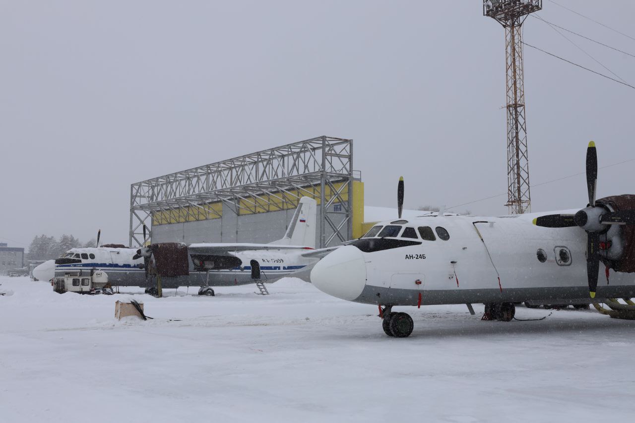 рейсыХабАвиа   Аэропорт Хабаровска закрыт до 12 00 в связи с невозможностью очистки взлетно посадочной полосы от снега по метеоусловиям ледяной дождь низовая метель порывы ветра до 17 метров в секунду     Рейсы 401 и 402 за 23 февраля из Хабаровска в Охотск и обратно перенесены на 24 февраля в связи с закрытием аэропорта краевого центра по метеоусловиям Вылет из Хабаровска завтра в 09 10   Аэропорт Чегдомына закрыт с 08 00 до 19 00 на расчистку взлетно посадочной полосы от снега     Рейсы 411 и 412 за 23 и 27 февраля из Хабаровска в Чегдомын и обратно объединены и перенесены Причина закрытие аэропорта Чегдомына на снегоочистку   Вылет из краевого центра 27 февраля в 08 50   Аэропорт Май Гатка Советская Гавань закрыт с 09 00 до 17 00 на очистку взлетно посадочной полосы от снега     Рейсы 469 и 470 за 23 февраля из Хабаровска в Богородское и обратно перенесены на 24 февраля Причина неблагоприятные метеоусловия аэропорта вылета и ухудшение погодных условий аэропорта прилёта Вылет из краевого центра завтра в 13 00 Рейсы 407 и 408 за 23 февраля из Николаевска на Амуре в Чумикан и обратно перенесены на 24 февраля по метеоусловиям Чумикана Вылет из Николаевска на Амуре завтра в 11 40   Рейсы 403 и 404 за 23 февраля из Николаевска на Амуре в Аян и обратно перенесены на 24 февраля по метеоусловиям Аяна Вылет из Николаевска на Амуре завтра в 12 30   Рейсы 415 и 416 за 22 февраля по маршруту Хабаровск Николаевск на Амуре Нелькан и в обратном направлении перенесены на 24 февраля по метеоусловиям аэропорта вылета Вылет из краевого центра завтра в 10 05   Информация в сообщении обновляется входит в состав Хабаровских авиалиний время местное