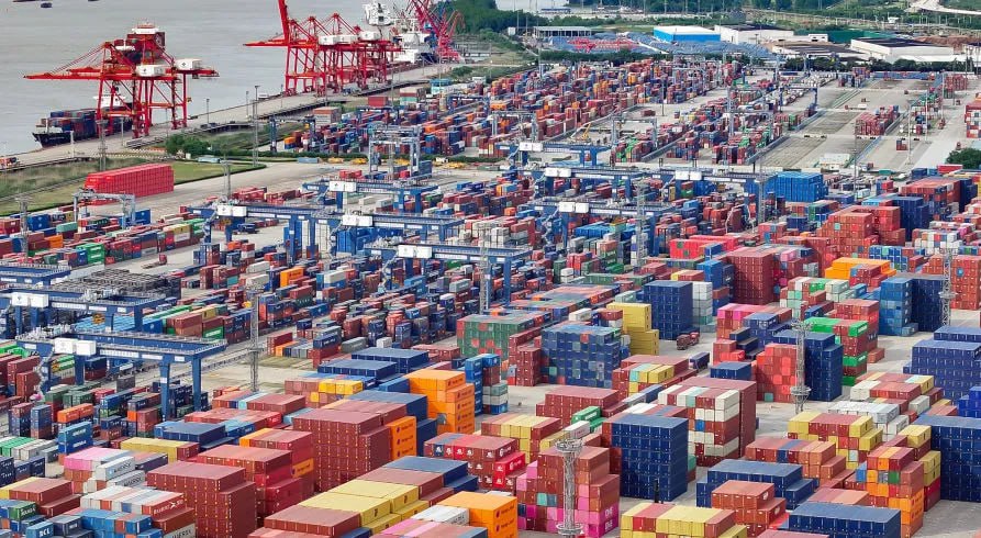 Объем внешней торговли Китая в 2025 году в юанях увеличился на 3 8 к предыдущему году и достиг 45 47 трлн юаней около 6 48 трлн сообщает Синьхуа со ссылкой на информацию Главного таможенного управления КНР По данным китайских властей внешняя торговля страны продолжает расти девятый год подряд с 2017 года Китай установил новый исторический максимум заявил замминистра таможни Ван Цзюнь на пресс конференции в Пекине Некоторые страны политизировали вопросы торговли и ограничили экспорт высокотехнологичных товаров в Китай Если бы они этого не делали мы бы импортировали больше сказал он Согласно официальным данным объем экспорта КНР вырос на 6 1 в годовом исчислении до 26 99 трлн юаней объем импорта на 0 5 до 18 48 трлн юаней jkinvest news jkinvest