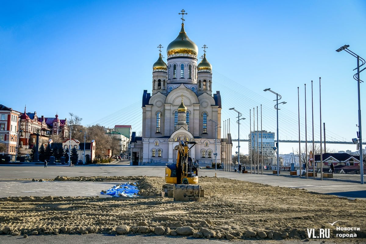 Вечером в понедельник, 2 декабря, рабочие привезли песок на центральную площадь Владивостока – это основание под будущий круговой каток. Сейчас активных работ здесь не ведётся, но на площадке уже стоит небольшой экскаватор и установлен павильон, в котором будет работать прокат коньков. В пресс-службе мэрии уточнили, что работы выполняет подрядчик, а весь новогодний городок планируют открыть 25 декабря.