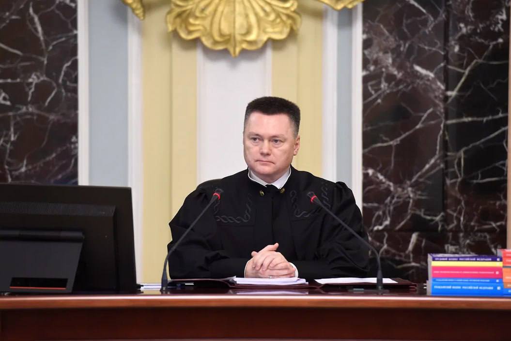 Председатель Верховного суда России Игорь Краснов впервые принял участие в заседании Высшей квалификационной коллегии судей В своем обращении к коллегии он призвал ее к принципиальности в отношении судей которые нарушают профессиональную этику и закон Коррупция злоупотребления умышленное искажение принципов правосудия должны встречать жесткую и однозначную реакцию заявил господин Краснов По его словам строгие меры это не самоцель но инструмент защиты системы позволяющий сохранять доверие общества и поддерживать высокую планку профессиональных стандартов Игорь Краснов также призвал ВККС к поддержке молодых кадров приходящих в судебную систему пресс служба Верховного суда РФ Подписывайтесь на Ъ Оставляйте бусты