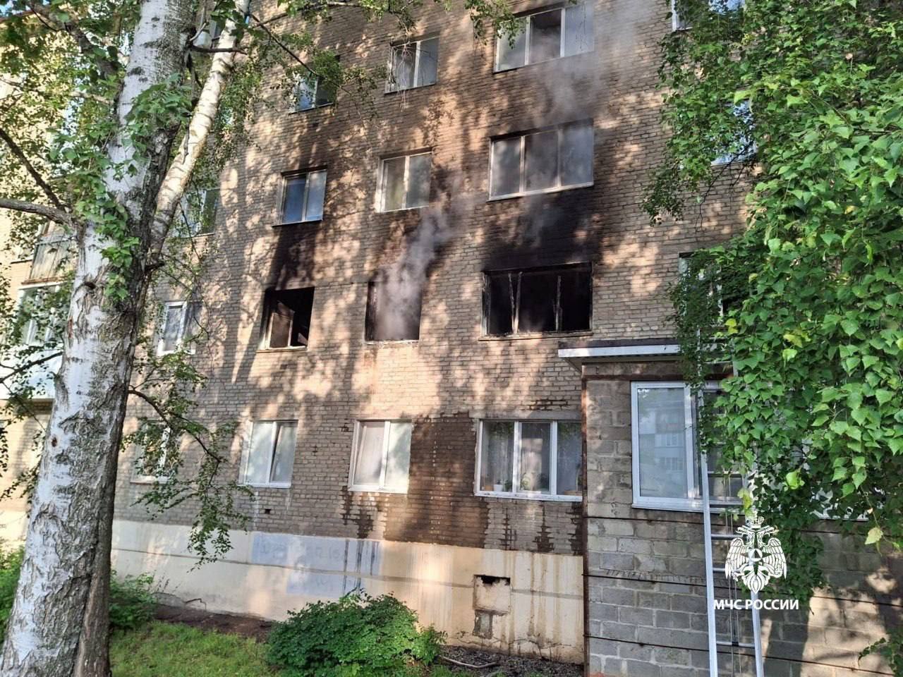 19 человек спасли ранним утром пожарные МЧС России при пожаре в Уфе   На улице Достоевского вспыхнул пожар на втором этаже пятиэтажки. Все заволокло дымом. Пожарные, оперативно прибыв на место, спасли четырех взрослых жителелей дома по автолестнице, еще троих детей и 12 взрослых вывели из сильного задымления с помощью спасательных устройств по лестничным маршам.   Пострадавших нет.  Огнем повреждено домашнее имущество на площади 40 квадратных метров в 4-х комнатной квартире.  Пожар потушен. На месте работает дознаватель МЧС России.