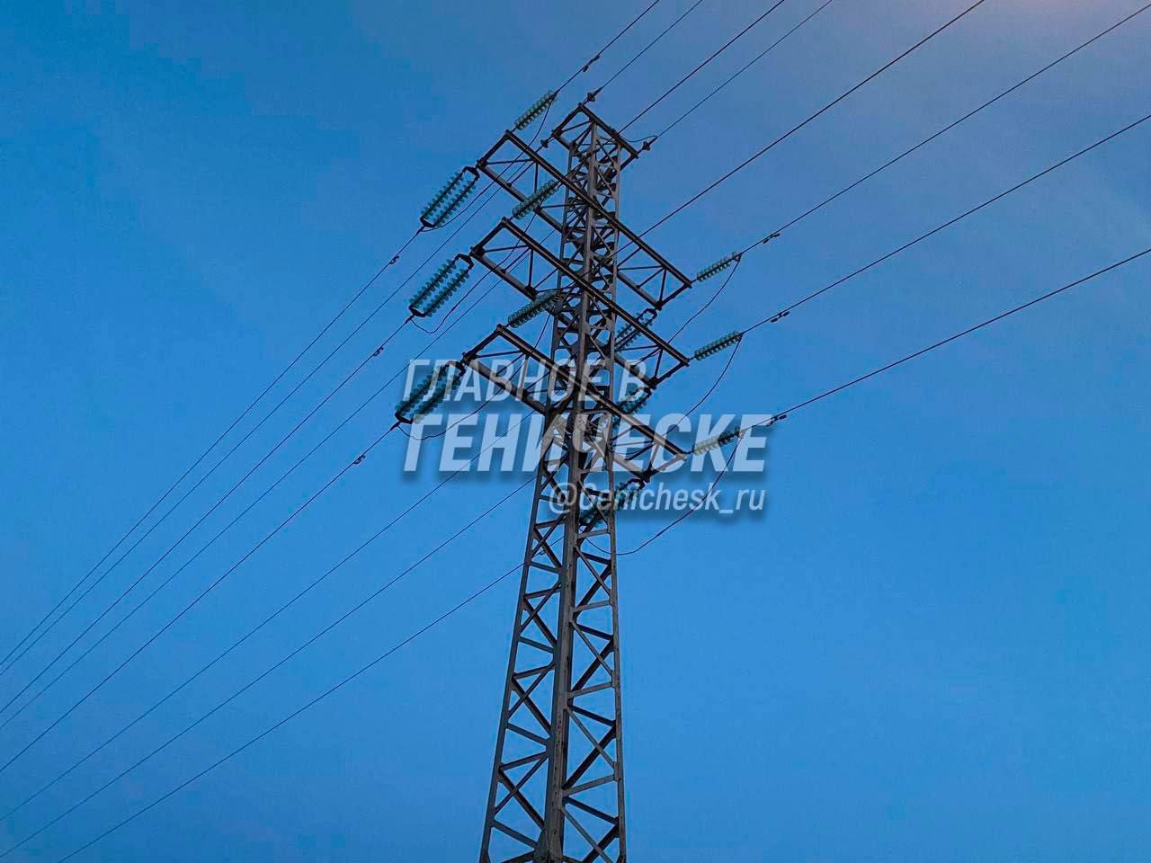 В Херсонской и Запорожской областях частично отсутствует электричество В нескольких населенных пунктах Херсонской и Запорожской областей временно отсутствует электричество По словам губернатора Запорожской области Евгения Балицкого энергетики уже работают на местах и уточняют причины отключений Жители Нескольких округов Херсонской области также сообщают о перебоях электроснабжения информация по ситуации уточняется