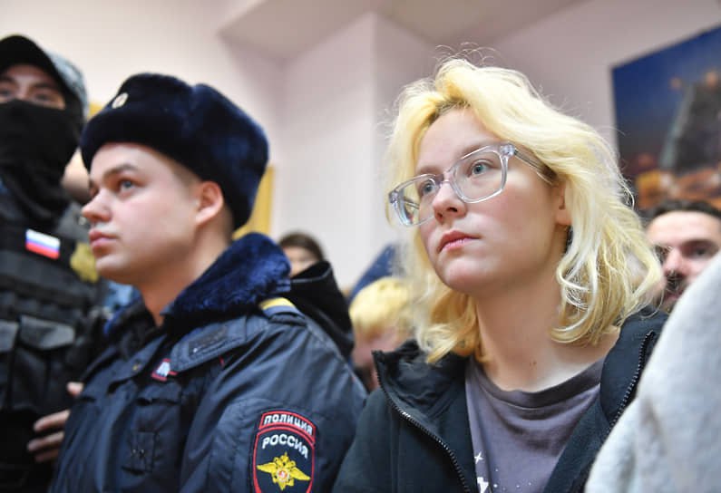 Наоко и гитарист Stoptime получили новые протоколы сразу после освобождения После 13 суток в спецприемнике и штрафа в 30 тысяч рублей по статье о дискредитации армии певицу Наоко вновь задержали в 76 м отделе полиции Петербурга Там ей вызвали скорую помощь медики сделали укол и певице стало легче Сразу после этого на Наоко составили новый протокол за организацию массового мероприятия без согласования с властями из за уличных выступлений Гитарист группы Stoptime Александр Орлов тоже получил второй подряд протокол Всё предсказуемо увы И сегодняшний штраф без ареста для Наоко выглядит как злая ирония Ведь очевидно что никто ребят уже не выпустит