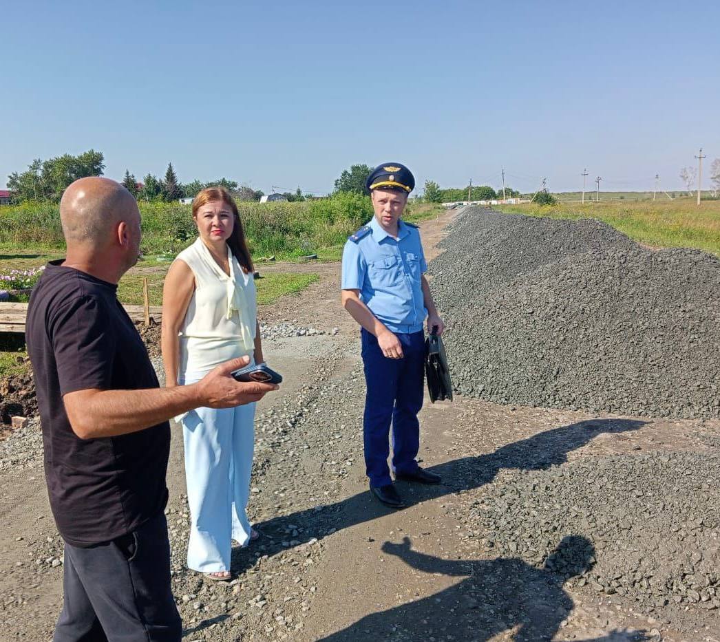 После вмешательства прокуратуры Омского района начат ремонт дороги в с. Ульяновка Прокуратура Омского района по заявлению жителей с. Ульяновка Богословского сельского поселения, обратившихся к прокурору Омской области Алексею Афанасьеву, провела проверку соблюдения законодательства о безопасности дорожного движения в части неудовлетворительного состояния автомобильной дороги на ул. Объездная. Указанная дорога принадлежит на праве собственности Богословскому сельскому поселению. В том числе по причине подтопления в течение последних двух имеет многочисленные дефекты дорожного полотна. После принятых мер прокурорского реагирования и внесенного представления главе Богословского сельского поселения муниципалитетом заключен договор на выполнение капитального ремонта дороги в срок до 8 августа текущего года. В настоящее время на объекте идет асфальтирование, процесс ремонта дорожного полотна проверен прокурором Омского района. Окончание работ контролируется прокуратурой.