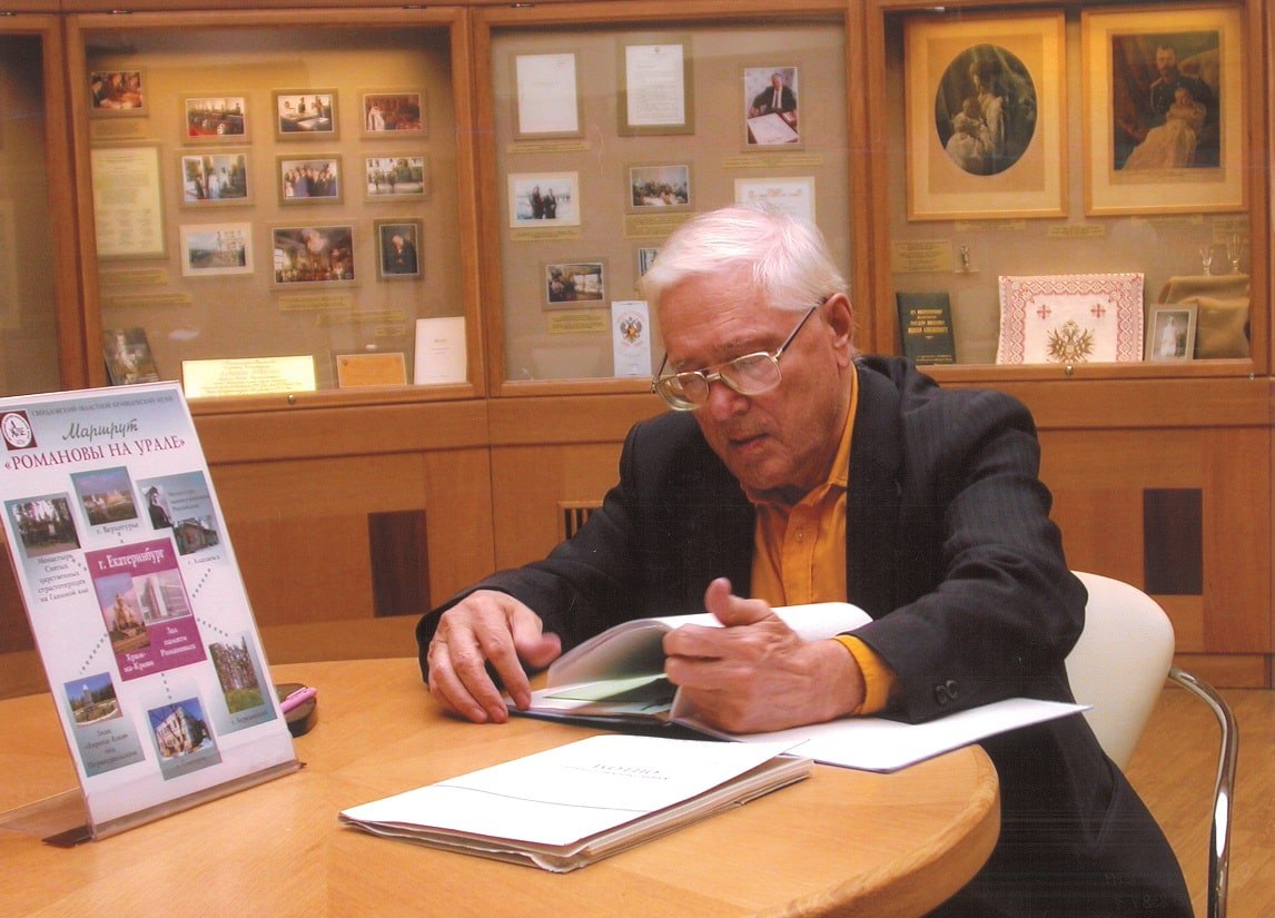 Умер геолог первым открывший захоронения останков семьи Николая II На 94 м году жизни скончался Александр Авдонин Вместе с киносценаристом Гелием Рябовым он в 1979 году нашел место где были спрятаны тела последнего российского императора с семьей и прислугой убитых большевиками в Екатеринбурге в июле 1918 го По одной из версий после неудачной попытки уничтожить останки в урочище Ганина Яма их тайно перезахоронили в Поросенковом Логу Из за политической ситуации первооткрыватели хранили молчание о своей находке более десяти лет Лишь в 1991 году когда обстановка в стране изменилась захоронение было официально вскрыто Фото Свердловский областной краеведческий музей   на связи в TG MAX VK