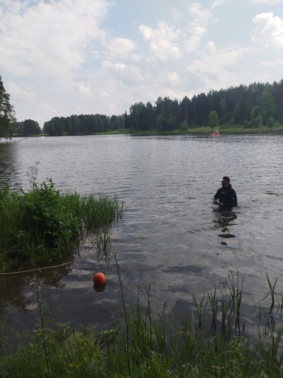 Мужчина утонул в пригороде Ижевска Трагедия произошла в Кенском пруду в микрорайоне Самоцветы в завьяловском районе, сообщает госкомитет по делам ГО и ЧС Удмуртии. Тело 38-летнего мужчины водолазы обнаружили в водоеме 13 июня около 15:00. Фото: госкомитета по делам ГО и ЧС #Удмуртия