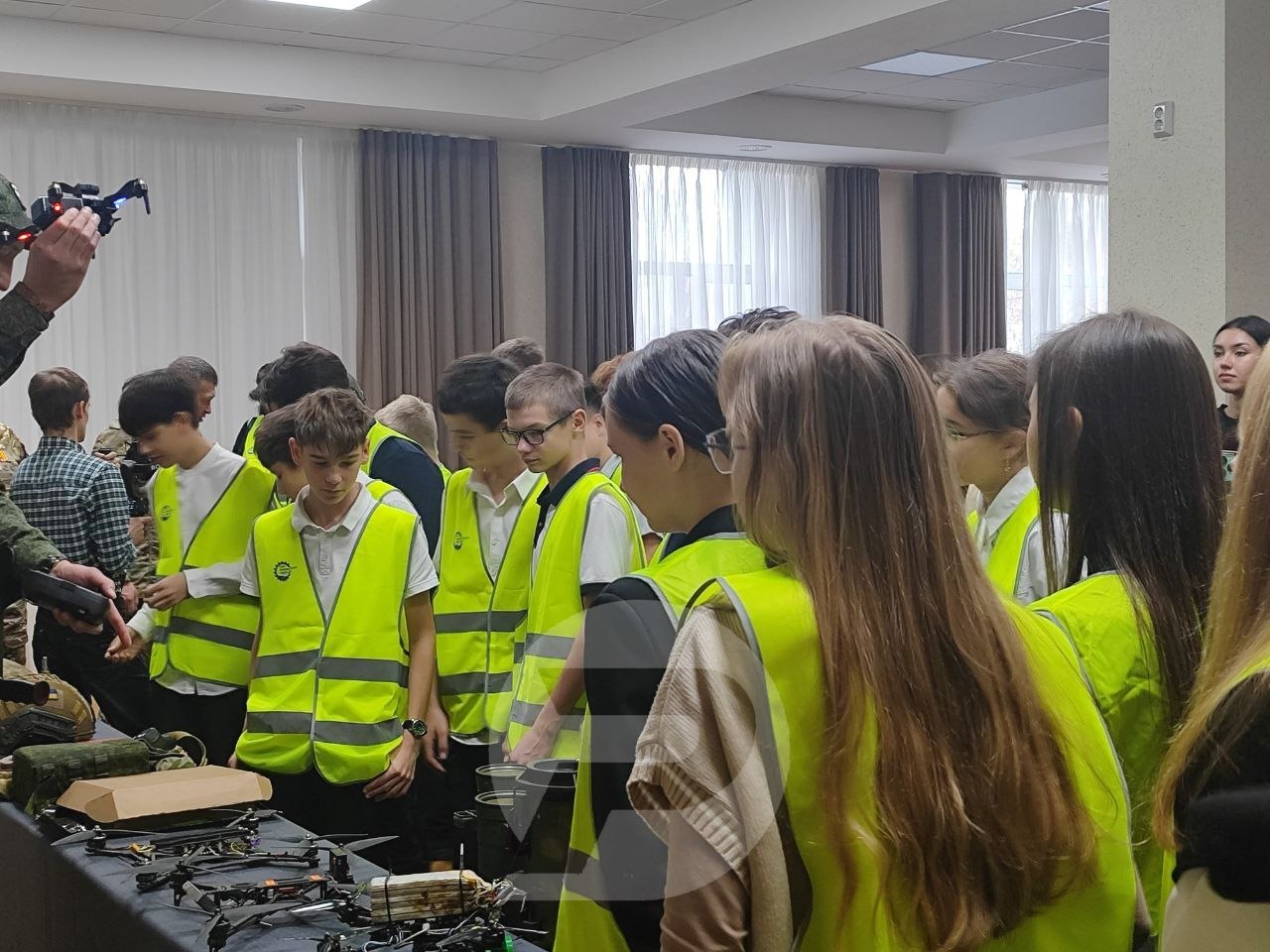 Более двух тысяч ульяновских школьников и студентов поучаствовали в осеннем сезоне всероссийской акции Неделя без турникетов В этот раз на одном из предприятий региона гостей ждал не только профориентационный обзор но и интересная встреча Участник программы Герои Симбирской земли рассказал о своем жизненном и профессиональном пути а также про защиту национальных интересов Репортер 73 Наш канал в MAX