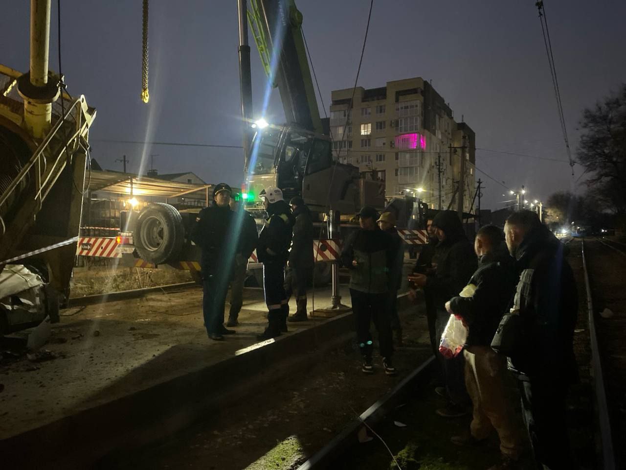 Прокуратура организовала проверку по факту падения строительного крана на улице Двинской С места происшествия госпитализированы 54 летний крановщик и 42 летний электрик Подписаться Перейти на сайт