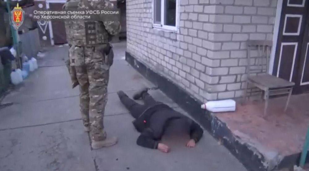 8 лет тюрьмы получил местный житель Херсонщины за участие в незаконном вооруженном формировании. Обвиняемый добровольно вступил в ряды «Крымско-татарского добровольческий батальона имени Номана Челебиджихана», цели которого включали продовольственную, энергетическую и водную блокаду Крыма с украинской стороны, а также борьбу за возвращение полуострова в состав Украины. Из состава формирования мужчина не вышел и не уведомил об этом силовиков, но одним из первых получил российский паспорт. Теперь его ждёт лишение свободы в исправительной колонии строгого режима.  zdrxerson