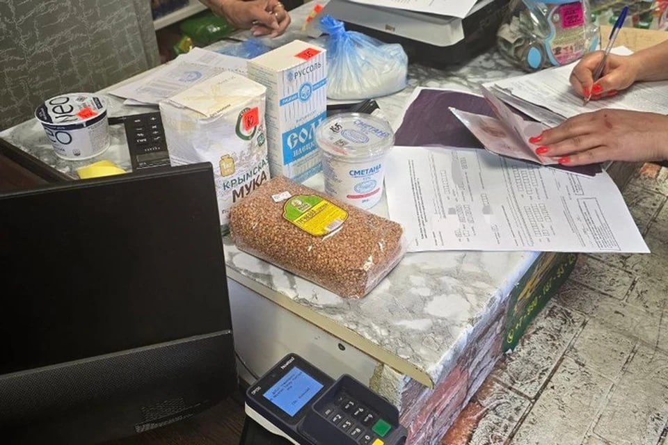 В Херсонской области по требованию прокуратуры снизили цены на продукты Прокуратура Каховского района провела проверку цен в муниципалитете. «В ходе проверок в шести магазинах в Каховке выявили завышение цен на крупу, курицу, молоко, муку, рыбу, сахар, сметану, соль и другие товары от 9% до 83 %», - сообщает прокуратура Херсонской области. Вмешательство прокуратуры дало положительный результат: теперь цены на социально значимые продукты в магазинах-нарушителях снижены до уровня, допустимого местным законодательством.