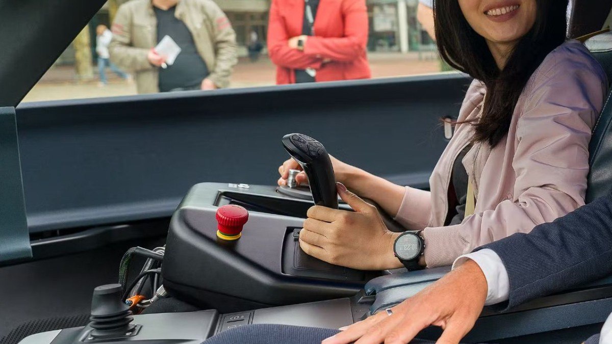 Volkswagen замахнулся на нишу Илона Маска Немецкий производитель начал испытания Volkswagen Gen Urban беспилотного электромобиля без руля и педалей Да это будет роботакси Целый год Gen Urban испытывали на полигоне и теперь выпускают в город конечно пока под присмотром оператора с ОГРОМНЫМ джойстиком И еще один нюанс воспользоваться роботакси пока смогут только сотрудники концерна Volkswagen в Вольфсбурге Главное что производитель хочет узнать на этом этапе насколько вообще человеку комфортно пользоваться беспилотным авто и как человек будет взаимодействовать с машиной без руля и педалей В Сети впрочем относятся к испытаниям скептически как отмечает один из комментаторов Alphabet понадобилось 20 лет чтобы сделать Waymo юзабельным тем временем различные производители пытаются залететь в беспилотную нишу с двух ног Получится у VW с беспилотным такси Да европейцам нужен аналог Cybercab Не получится с их то финансовыми проблемами Не получится потому что беспилотные такси никому не нужны Прислать новость EVforum Наши чаты evНовости